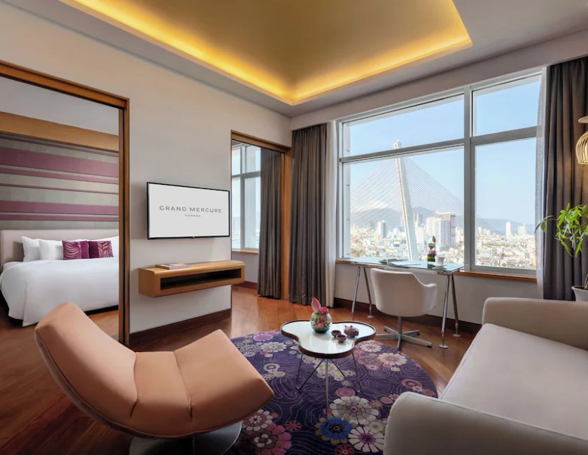 Suite 1 Cama king Vista ciudad Planta Alta Familiar Privilege Sofá Cama incluido del hotel Grand Mercure Danang. Foto 4