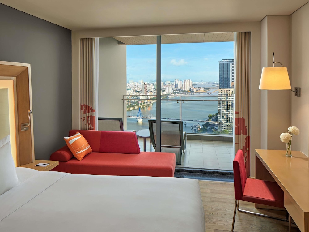 Habitación Deluxe, Balcón, Vista al Puente del Dragón - 1 Cama King del hotel Novotel Danang Premier Han River. Foto 1