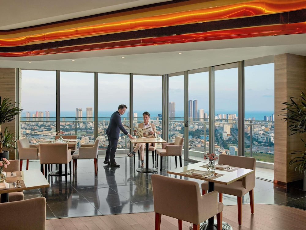 Suite Novotel, balcón, vista al río Han, bañera y acceso al Premier Lounge - 1 cama king, 56 m2 del hotel Novotel Danang Premier Han River. Foto 1