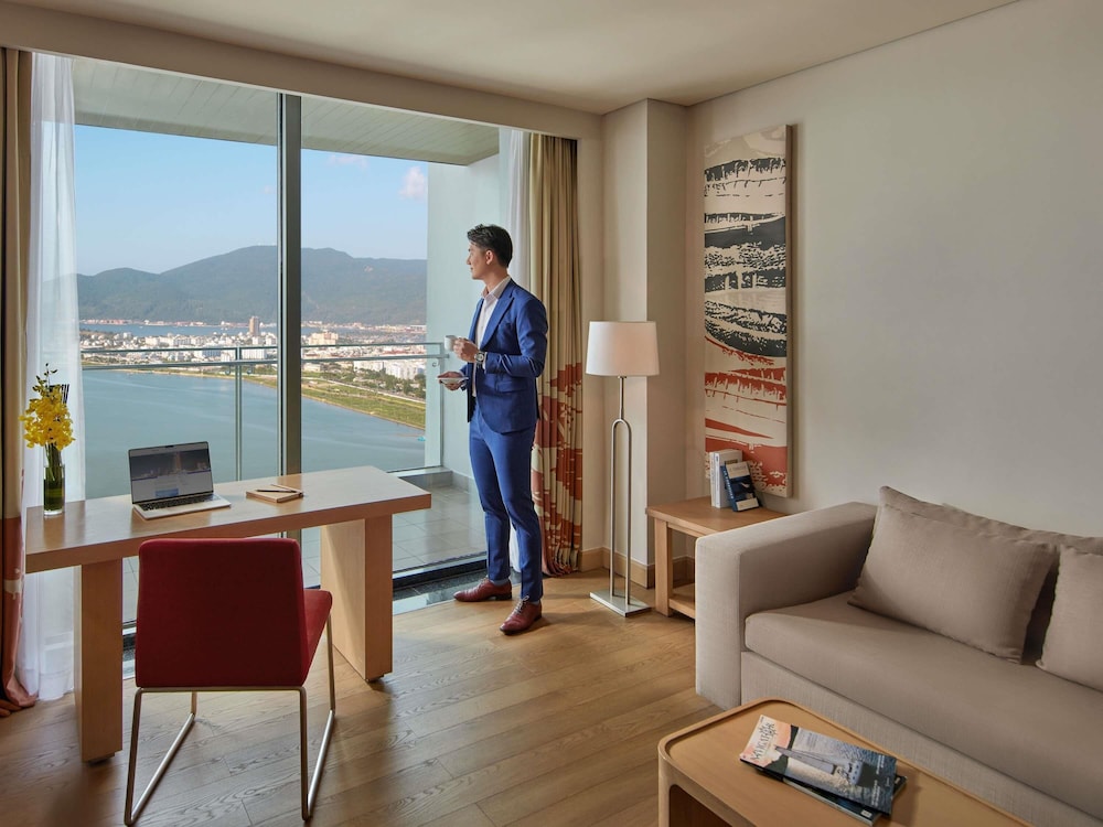 Suite Novotel, balcón, vista al río Han, bañera y acceso al Premier Lounge - 1 cama king, 56 m2 del hotel Novotel Danang Premier Han River. Foto 4