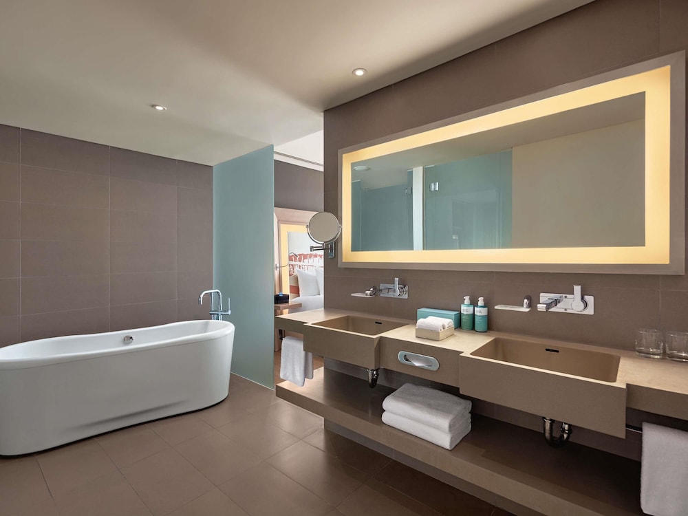 Suite Novotel, balcón, vista al río Han, bañera y acceso al Premier Lounge - 1 cama king, 56 m2 del hotel Novotel Danang Premier Han River. Foto 5
