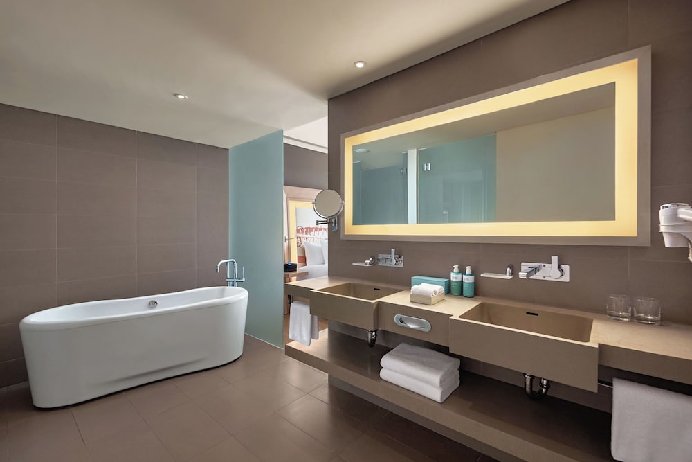 Suite Novotel, balcón, vista al río Han, bañera y acceso al Premier Lounge - 1 cama king, 56 m2 del hotel Novotel Danang Premier Han River. Foto 8