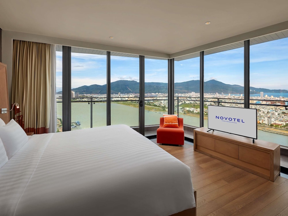 Suite de Esquina, vista panorámica al río Han, bañera, acceso al Premier Lounge - 1 cama king, 57m2 del hotel Novotel Danang Premier Han River
