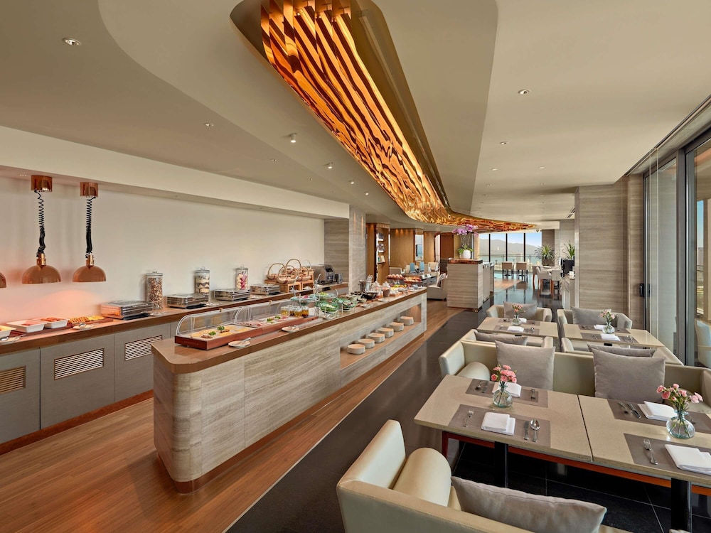 Suite de Esquina, vista panorámica al río Han, bañera, acceso al Premier Lounge - 1 cama king, 57m2 del hotel Novotel Danang Premier Han River. Foto 4