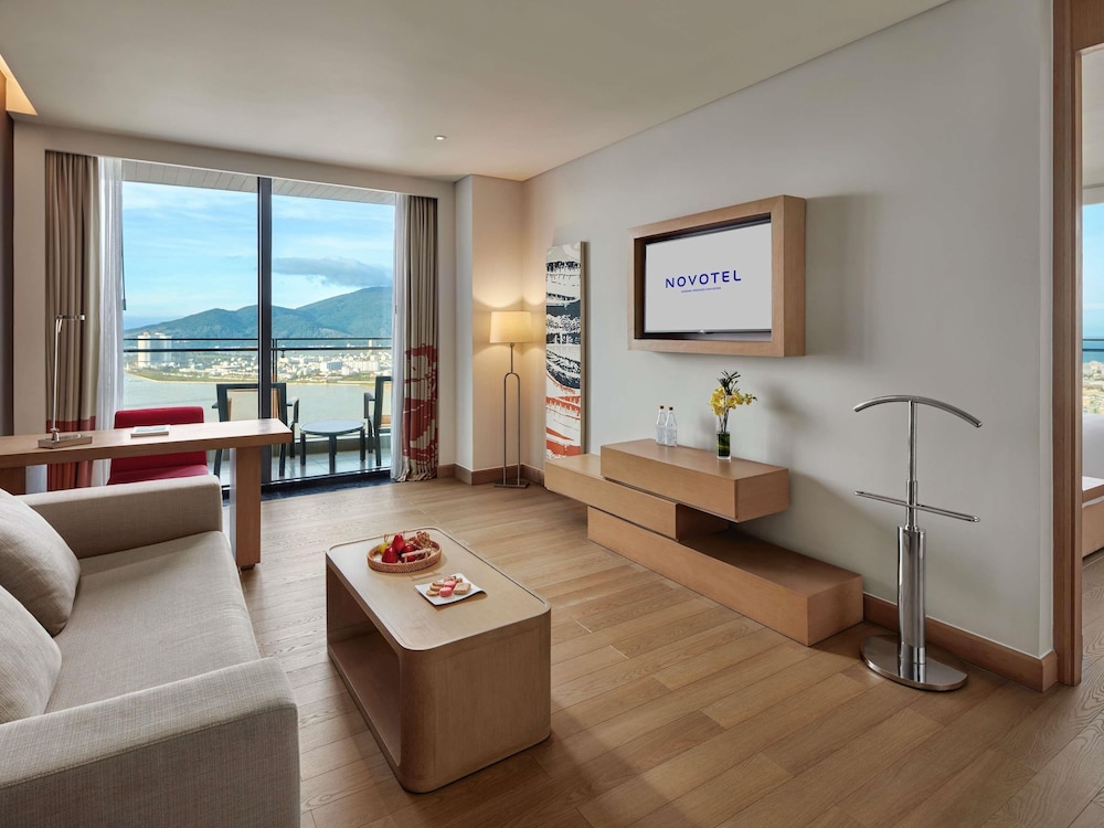 Suite de Esquina, vista panorámica al río Han, bañera, acceso al Premier Lounge - 1 cama king, 57m2 del hotel Novotel Danang Premier Han River. Foto 5