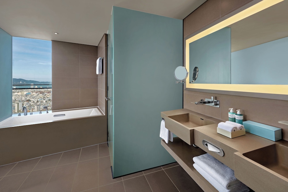 Suite de Esquina, vista panorámica al río Han, bañera, acceso al Premier Lounge - 1 cama king, 57m2 del hotel Novotel Danang Premier Han River. Foto 6