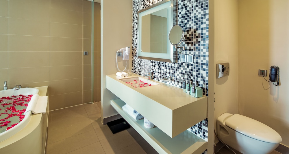 Apartamento de 1 Dormitorio, sala de estar, cocinas totalmente equipadas, bañera, 01 cama king del hotel Novotel Danang Premier Han River. Foto 1