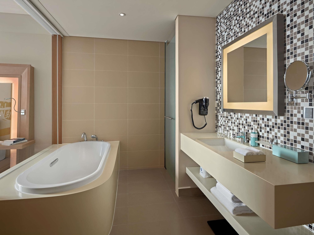 Apartamento de 1 Dormitorio, sala de estar, cocinas totalmente equipadas, bañera, 01 cama king del hotel Novotel Danang Premier Han River. Foto 4