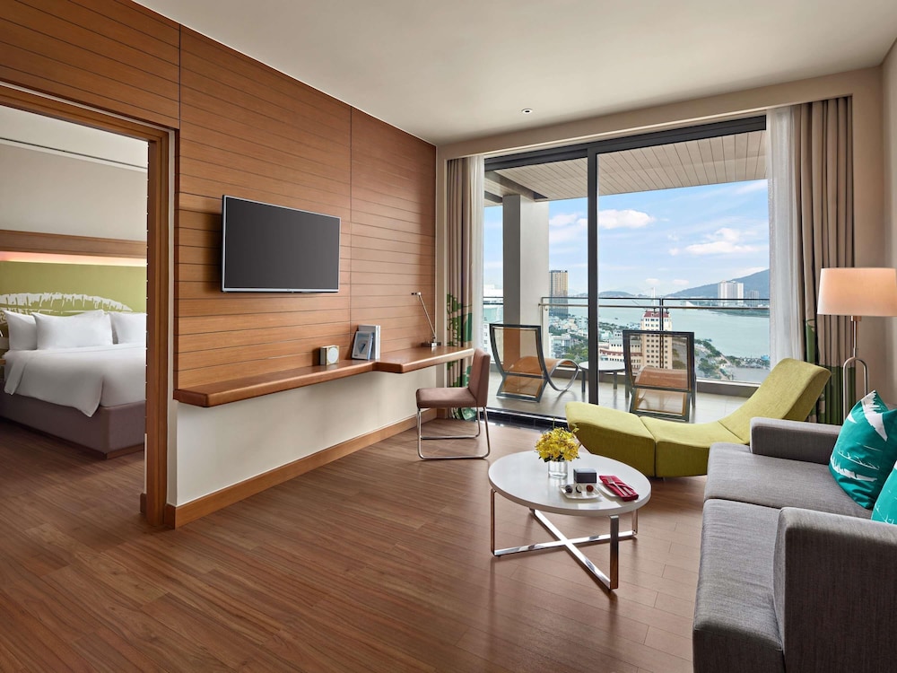 Apartamento de 2 Dormitorios, balcón, sala de estar, cocinas, bañera, 01 cama king y 2 camas individuales del hotel Novotel Danang Premier Han River
