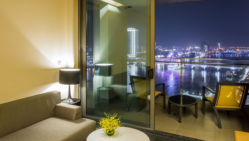 Apartamento de 2 Dormitorios, balcón, sala de estar, cocinas, bañera, 01 cama king y 2 camas individuales del hotel Novotel Danang Premier Han River. Foto 1