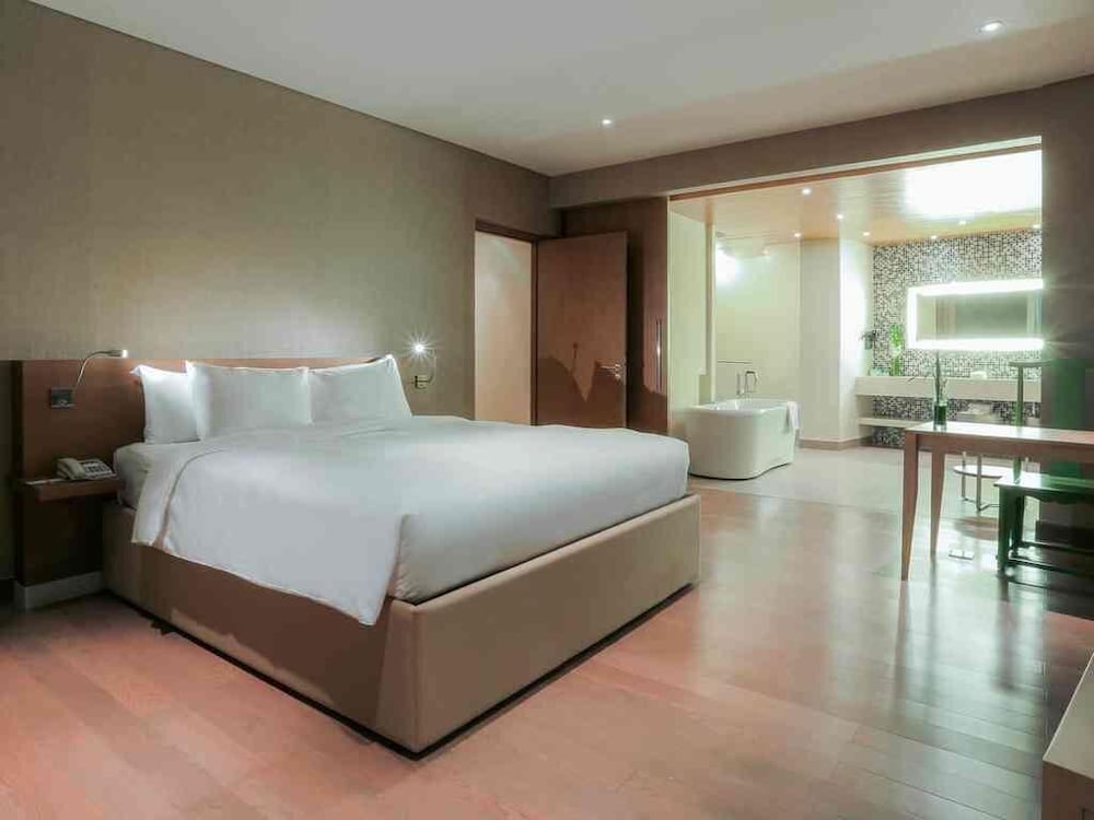 Apartamento de 2 Dormitorios, balcón, sala de estar, cocinas, bañera, 01 cama king y 2 camas individuales del hotel Novotel Danang Premier Han River. Foto 2
