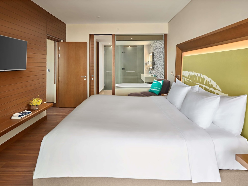 Apartamento de 2 Dormitorios, balcón, sala de estar, cocinas, bañera, 01 cama king y 2 camas individuales del hotel Novotel Danang Premier Han River. Foto 3
