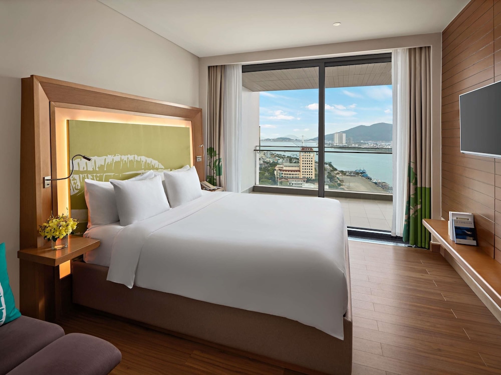 Apartamento de 2 Dormitorios, balcón, sala de estar, cocinas, bañera, 01 cama king y 2 camas individuales del hotel Novotel Danang Premier Han River. Foto 4