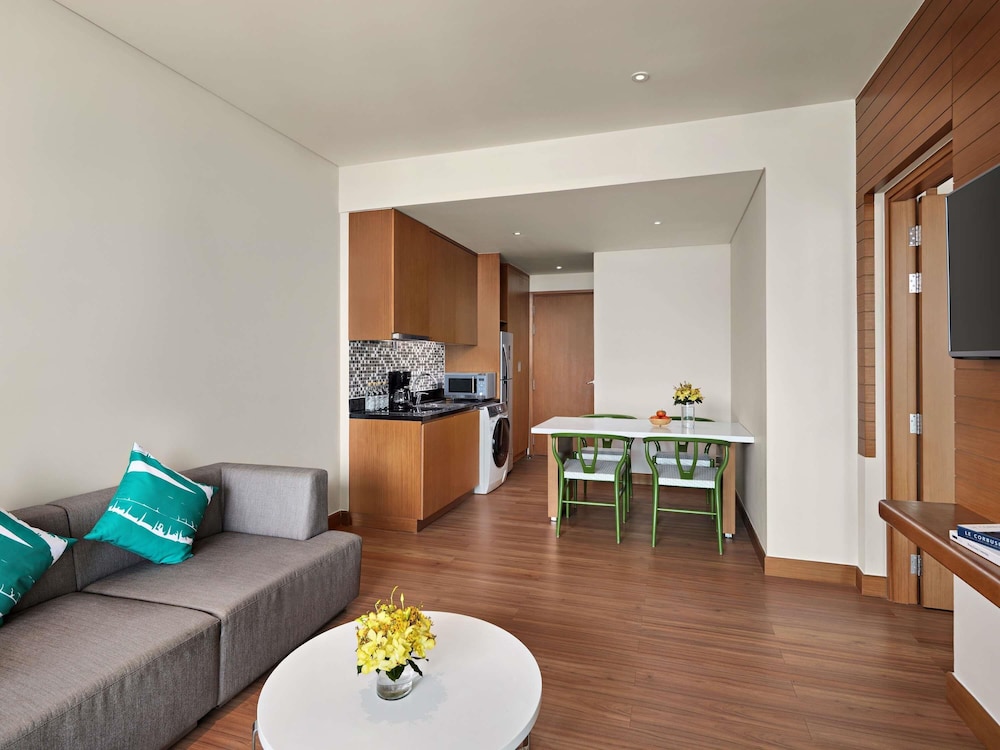 Apartamento de 2 Dormitorios, balcón, sala de estar, cocinas, bañera, 01 cama king y 2 camas individuales del hotel Novotel Danang Premier Han River. Foto 5