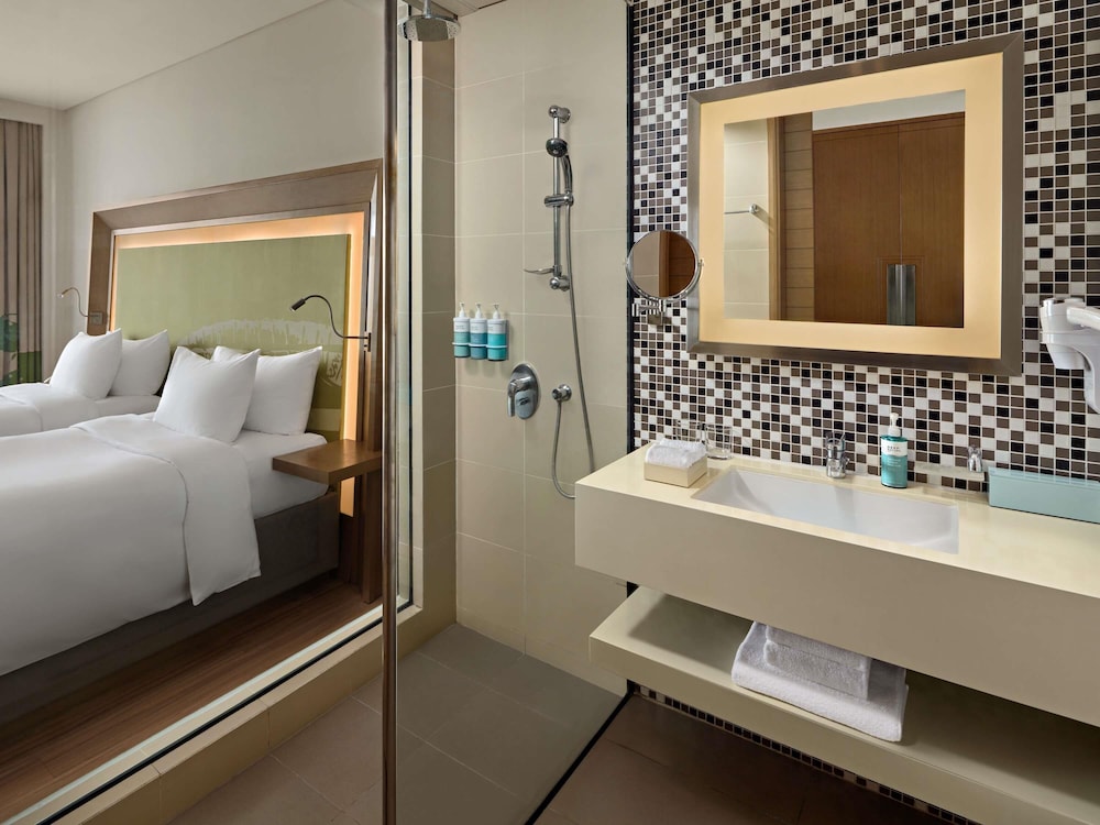 Apartamento de 2 Dormitorios, balcón, sala de estar, cocinas, bañera, 01 cama king y 2 camas individuales del hotel Novotel Danang Premier Han River. Foto 6