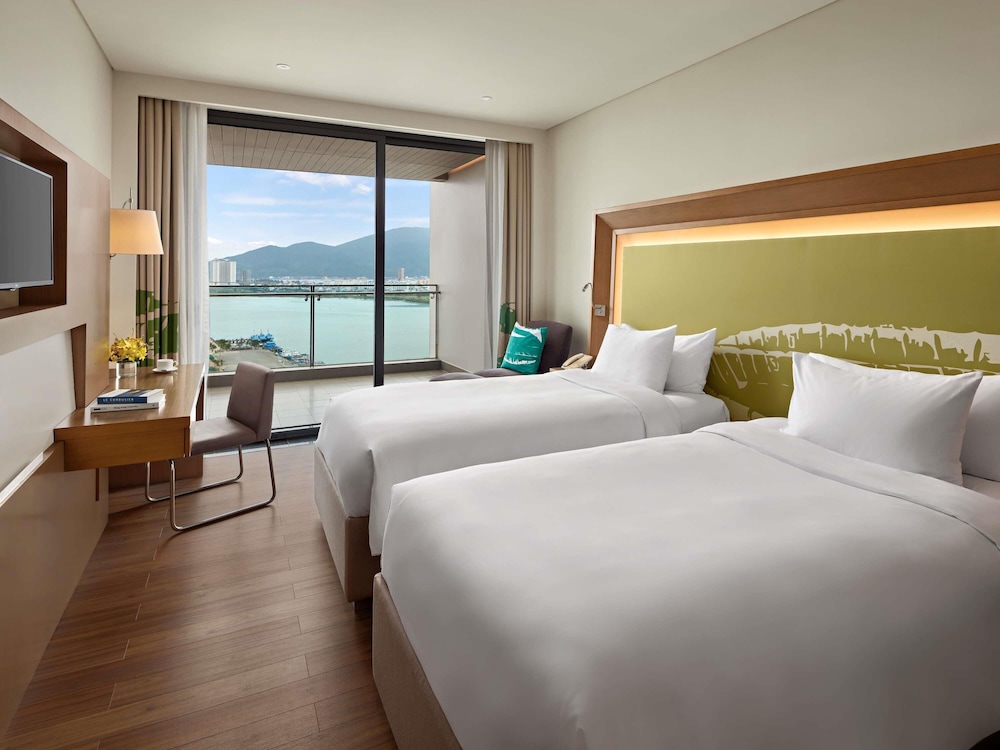 Apartamento de 2 Dormitorios, balcón, sala de estar, cocinas, bañera, 01 cama king y 2 camas individuales del hotel Novotel Danang Premier Han River. Foto 9
