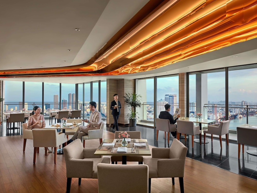 Habitación Ejecutiva, balcón con vista al río Han y acceso al Premier Lounge - 2 camas individuales del hotel Novotel Danang Premier Han River. Foto 2