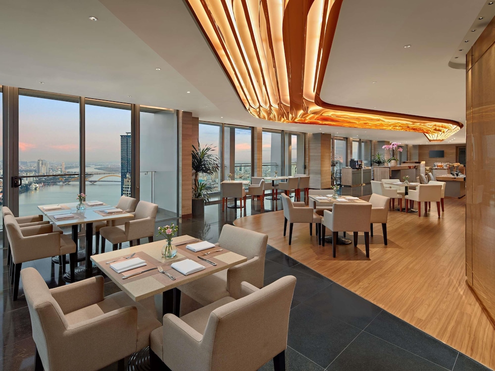 Habitación Ejecutiva, balcón con vista al río Han y acceso al Premier Lounge - 2 camas individuales del hotel Novotel Danang Premier Han River. Foto 4
