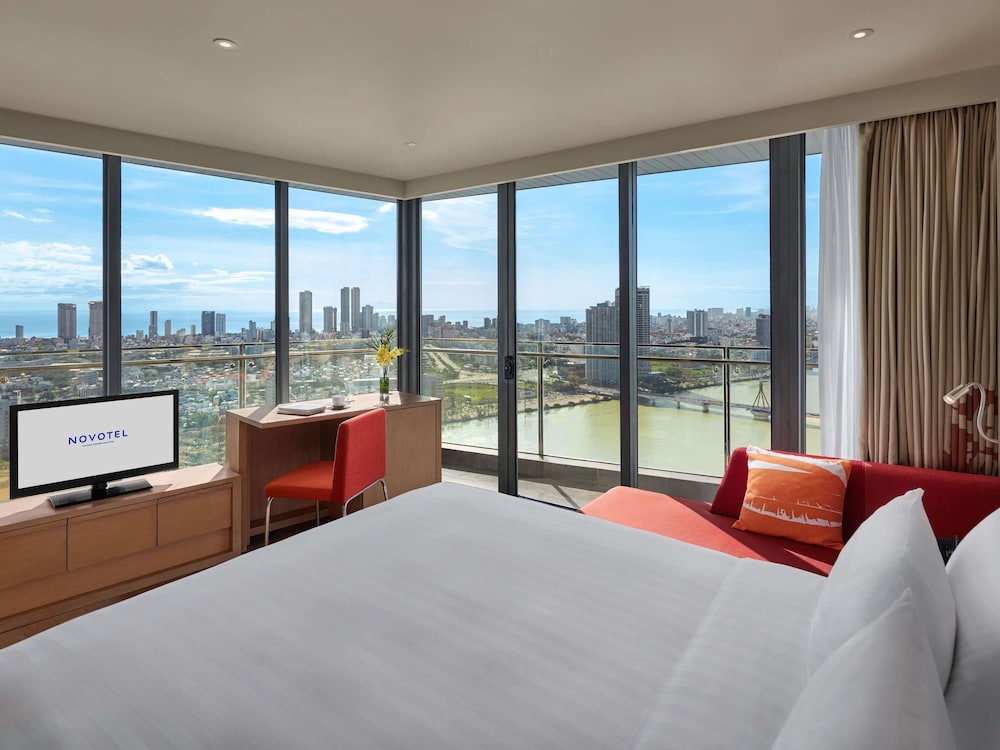 Ejecutiva de Esquina, balcón, vista panorámica del Puente del Dragón y acceso al Premier Lounge - 1 cama king del hotel Novotel Danang Premier Han River. Foto 3