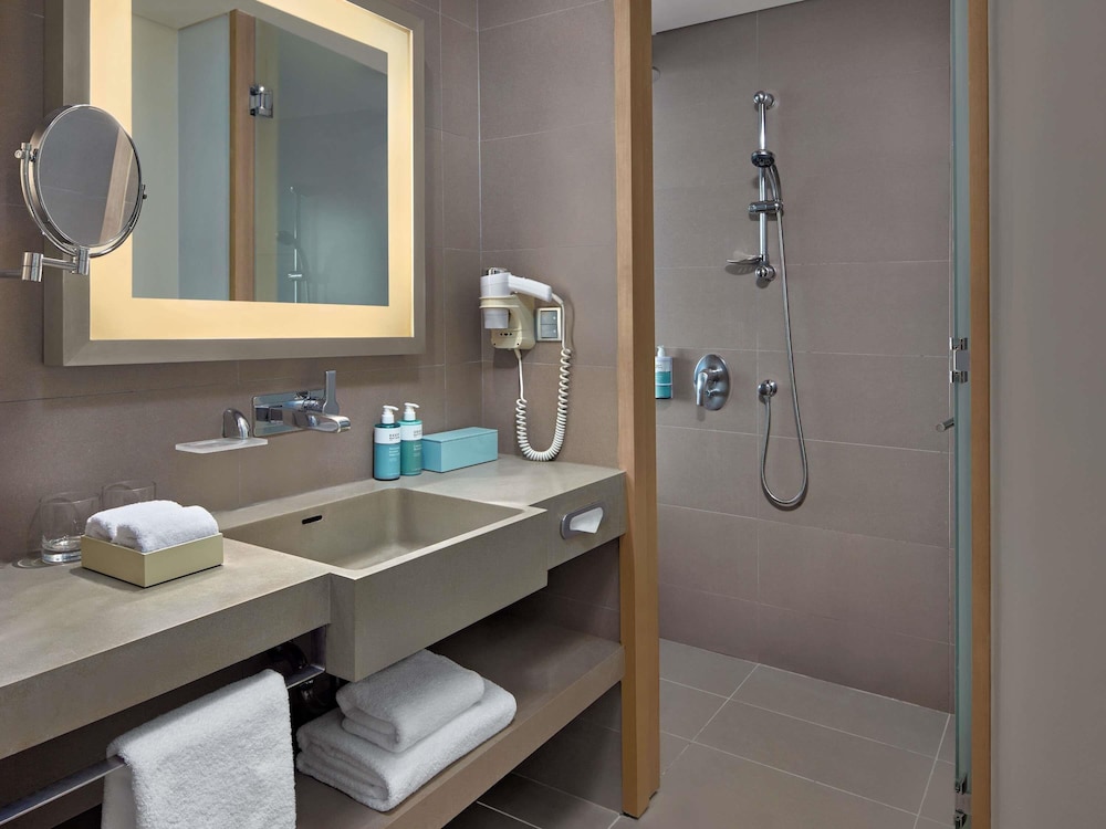 Ejecutiva de Esquina, balcón, vista panorámica del Puente del Dragón y acceso al Premier Lounge - 1 cama king del hotel Novotel Danang Premier Han River. Foto 6