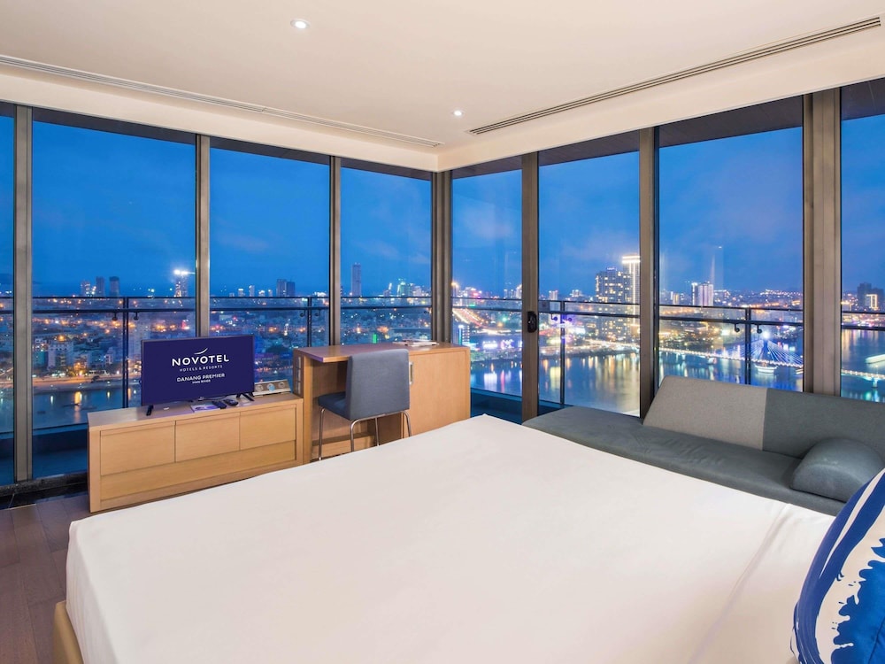 Ejecutiva de Esquina, balcón, vista panorámica del Puente del Dragón y acceso al Premier Lounge - 1 cama king del hotel Novotel Danang Premier Han River. Foto 8