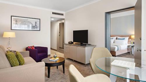 Suite con cama extragrande del hotel Crowne Plaza Berlin City Centre, An Ihg