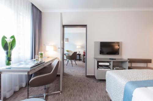 Suite con cama extragrande del hotel Crowne Plaza Berlin City Centre, An Ihg. Foto 2