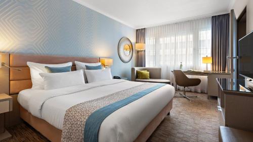 Suite con cama extragrande del hotel Crowne Plaza Berlin City Centre, An Ihg. Foto 6