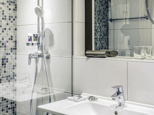 Habitación Superior con una cama doble o dos camas individuales del hotel Mercure Aachen Europaplatz. Foto 4