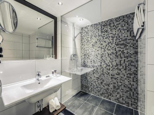 Habitación Superior con una cama doble o dos camas individuales del hotel Mercure Aachen Europaplatz. Foto 8