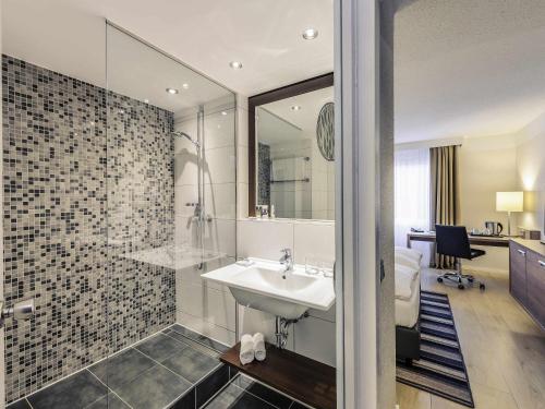 Habitación Superior con una cama doble o dos camas individuales del hotel Mercure Aachen Europaplatz. Foto 9