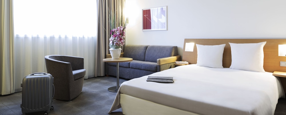 Habitación superior, 1 cama doble con sofá cama del hotel Novotel Frankfurt City. Foto 2