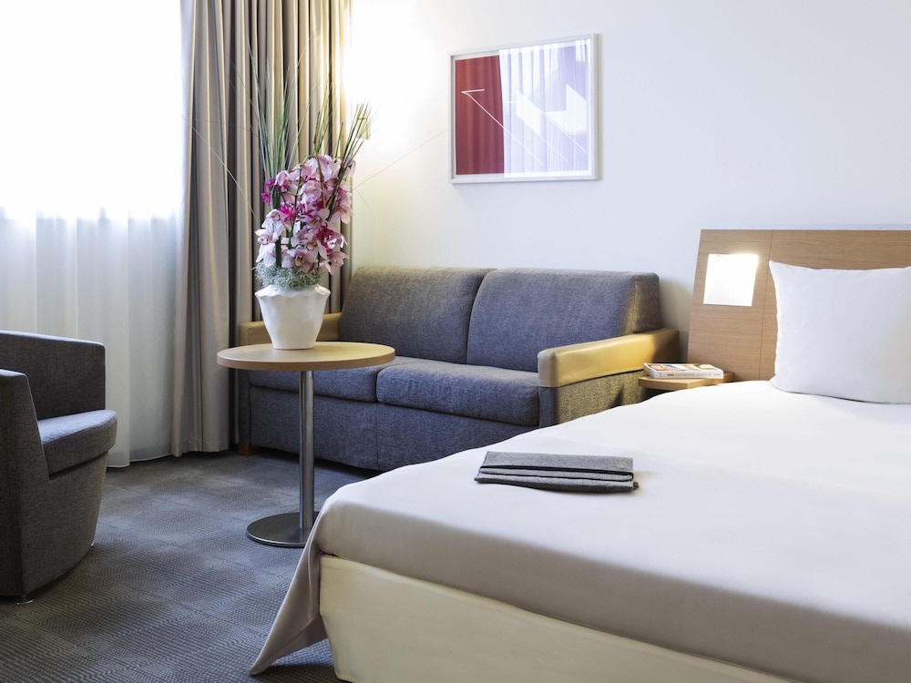 Habitación superior, 1 cama doble con sofá cama del hotel Novotel Frankfurt City. Foto 3