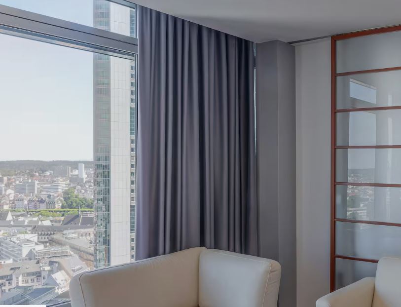 The INNSiDE Apartment Extra Space del hotel Innside Frankfurt Eurotheum. Foto 1