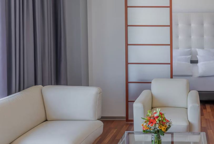 The INNSiDE Apartment Extra Space del hotel Innside Frankfurt Eurotheum. Foto 2