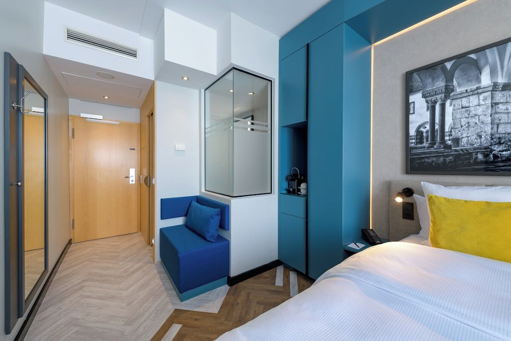 Habitación Deluxe con vistas a la Catedral del hotel Mondial Am Dom Cologne - Mgallery. Foto 1