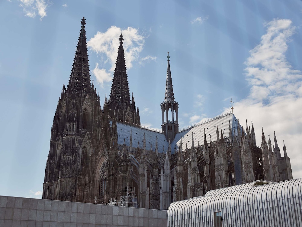 Habitación Deluxe con vistas a la Catedral del hotel Mondial Am Dom Cologne - Mgallery. Foto 5