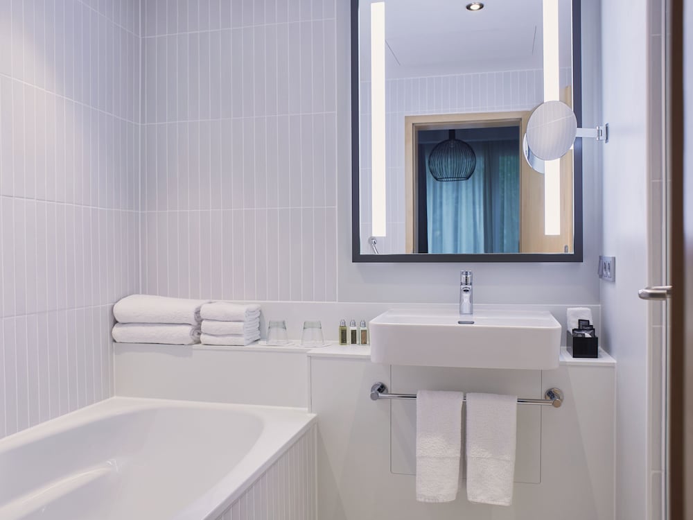 Habitación Deluxe con vistas a la Catedral del hotel Mondial Am Dom Cologne - Mgallery. Foto 9