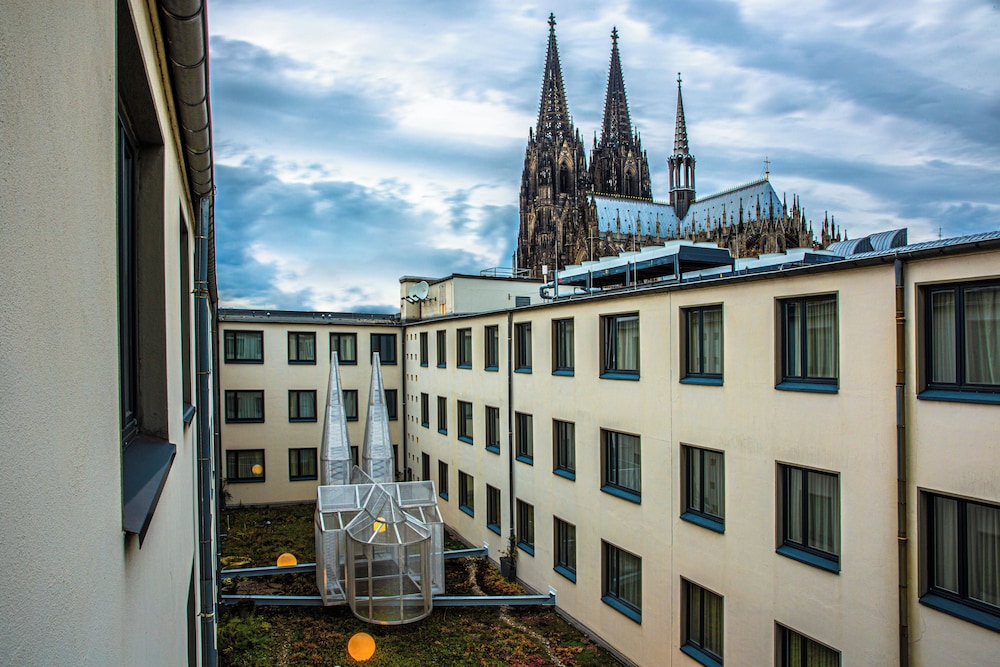 Suite Junior con vistas a la Catedral del hotel Mondial Am Dom Cologne - Mgallery. Foto 8