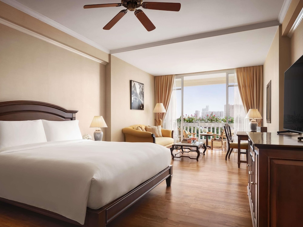 HABITACIÓN DE LUJO, 1 Cama King, Balcón del hotel Sofitel Phnom Penh Phokeethra. Foto 3