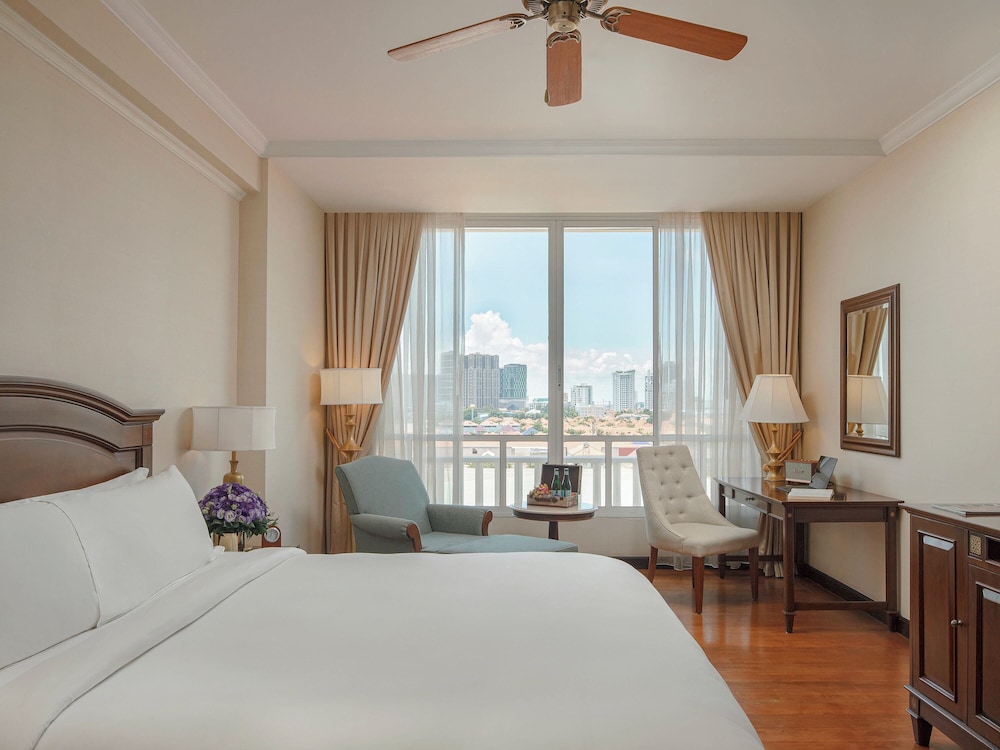 SUITE FAMILIAR JUNIOR, 1 Cama King y Camas Twin del hotel Sofitel Phnom Penh Phokeethra. Foto 1