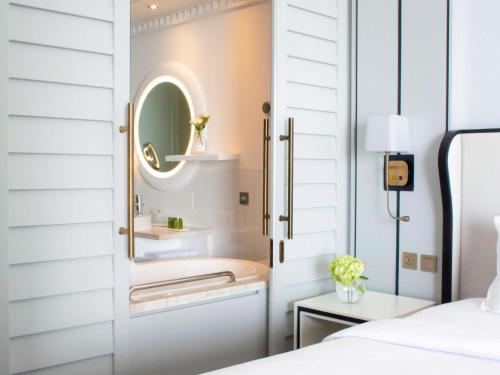 Superior Room Staycation with breakfast & dinner at AOC restaurant (chef's choice of buffet or set menu) del hotel Sofitel Dubai Jumeirah Beach. Foto 1