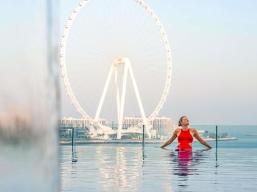 Luxury room staycation with breakfast & dinner at AOC restaurant (chef's choice of buffet or set menu) del hotel Sofitel Dubai Jumeirah Beach