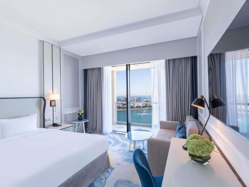Luxury room staycation with breakfast & dinner at AOC restaurant (chef's choice of buffet or set menu) del hotel Sofitel Dubai Jumeirah Beach. Foto 1