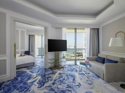 Junior Suite staycation with breakfast & dinner at AOC restaurant (chef's choice of buffet or set menu) del hotel Sofitel Dubai Jumeirah Beach