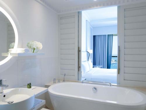 Junior Suite staycation with breakfast & dinner at AOC restaurant (chef's choice of buffet or set menu) del hotel Sofitel Dubai Jumeirah Beach. Foto 2