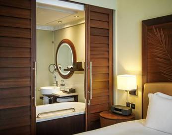 Habitación Superior con vistas parciales al mar - Cama extragrande - Acceso a la piscina del hotel Sofitel Dubai Jumeirah Beach. Foto 1