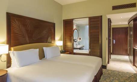 Habitación Doble Superior con vistas parciales al mar y acceso a la piscina - 2 camas del hotel Sofitel Dubai Jumeirah Beach. Foto 1