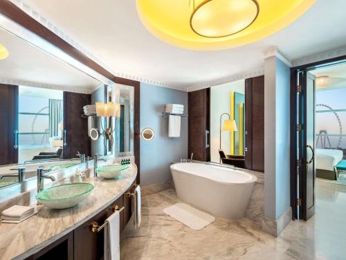 Suite Opera con balcón, vistas al mar y acceso al club - 1 cama extragrande del hotel Sofitel Dubai Jumeirah Beach. Foto 5