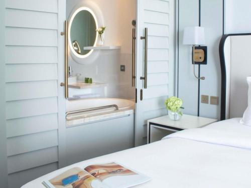 Family room - Two interconnecting rooms with Balcony, Partial Seaview, 1 King Bed, 2 Single Beds del hotel Sofitel Dubai Jumeirah Beach. Foto 4